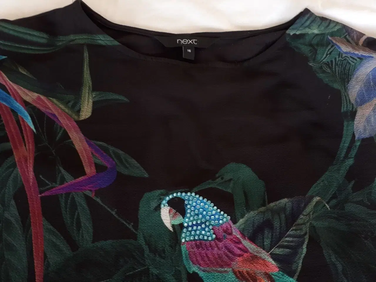 Billede 3 - bluse,Str: 44/print af papegøje og tropiske fugle