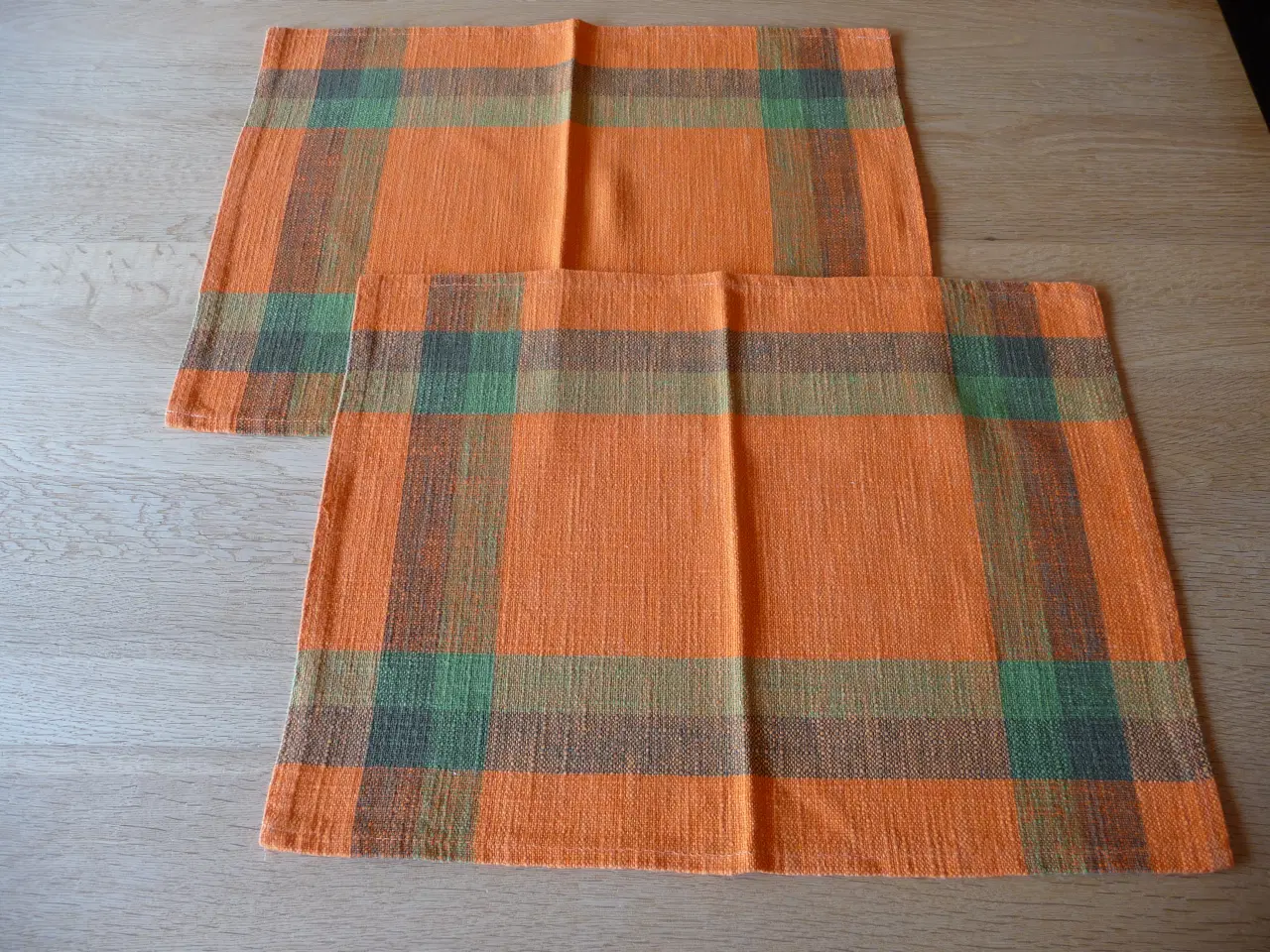 Billede 1 - DÆKKESERVIETTER - RETRO - 2 stk. samlet