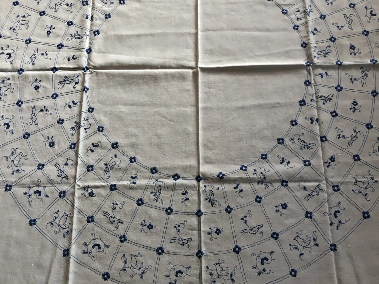 Billede 3 - Broderet dug.  -  Passer til mågestel.