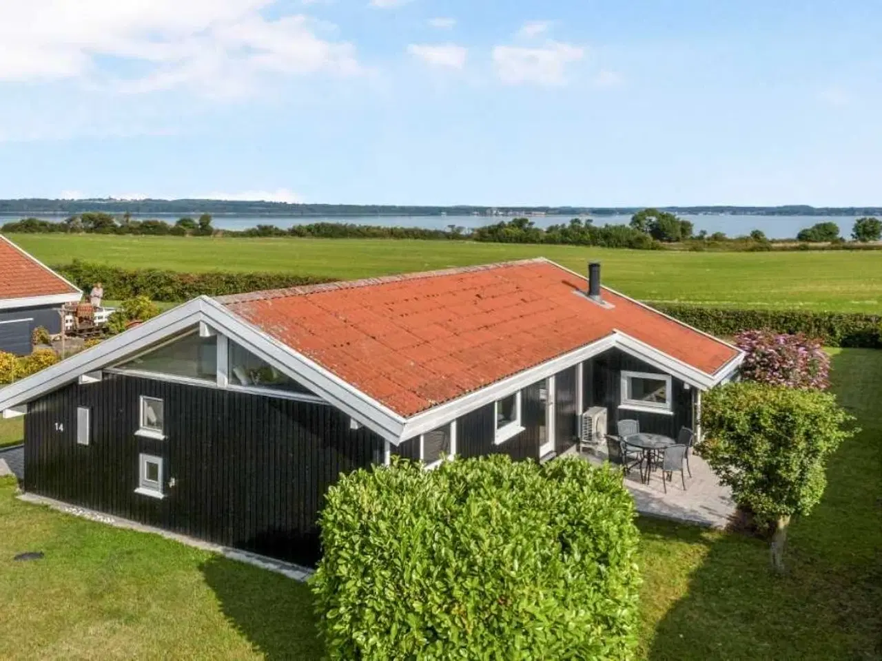 Billede 1 - Sommerhus p� T�singe med sk�n panoramaudsigt ud over vandet.