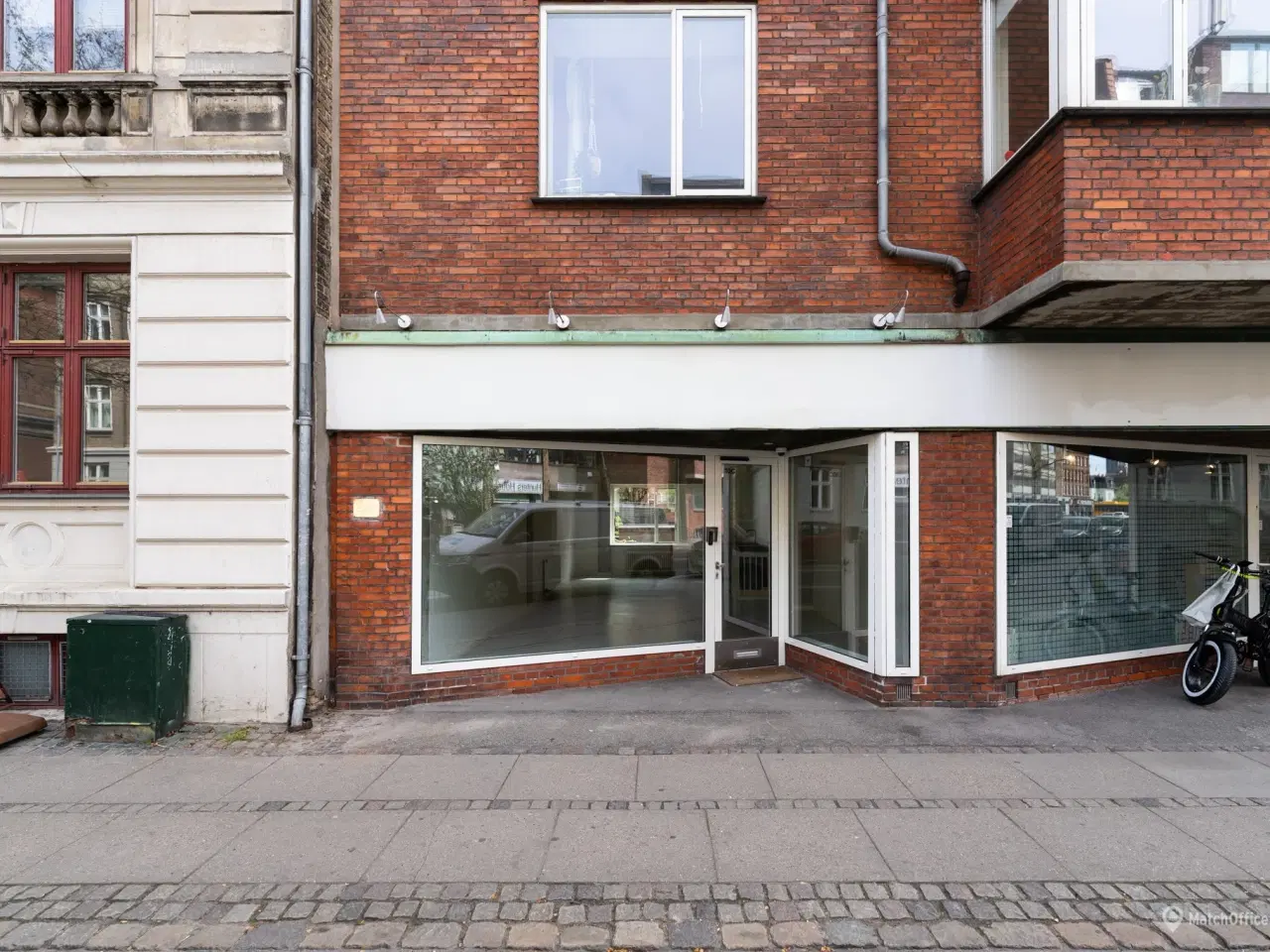 Billede 2 - SÆLGES: Indbydende og moderne erhvervsejerlejlighed med mulighed for ubemandet showroom