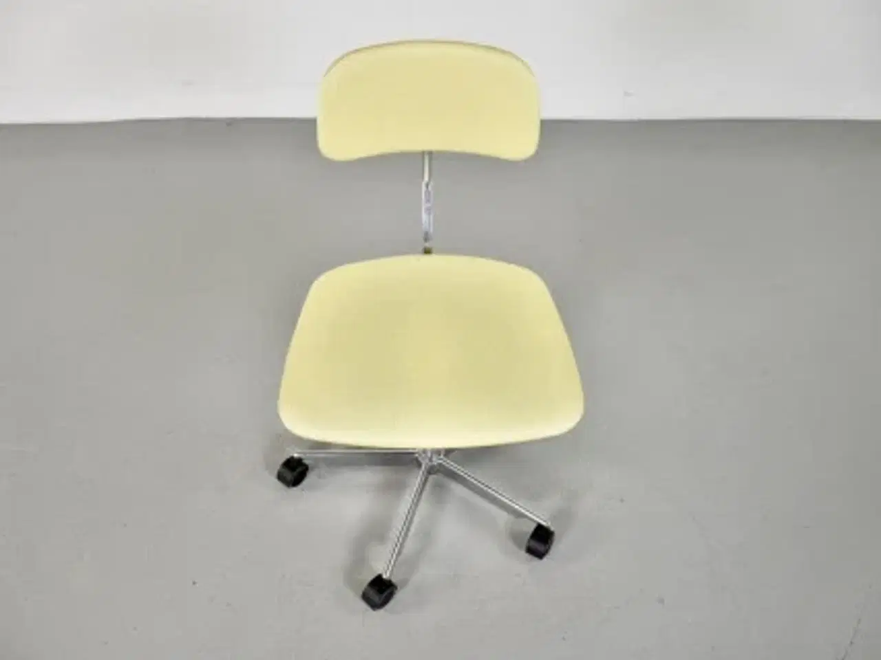 Billede 5 - Fritz hansen kevi kontorstol med gult polster og blankt stel