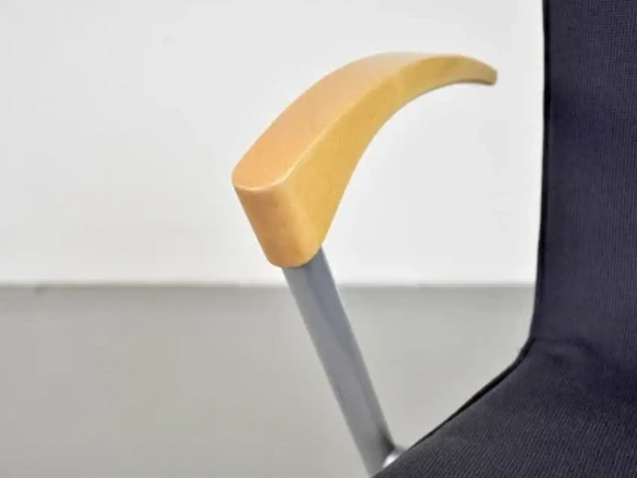 Billede 6 - Four design g2 konferencestol i grå med armlæn i bøg, blank fod