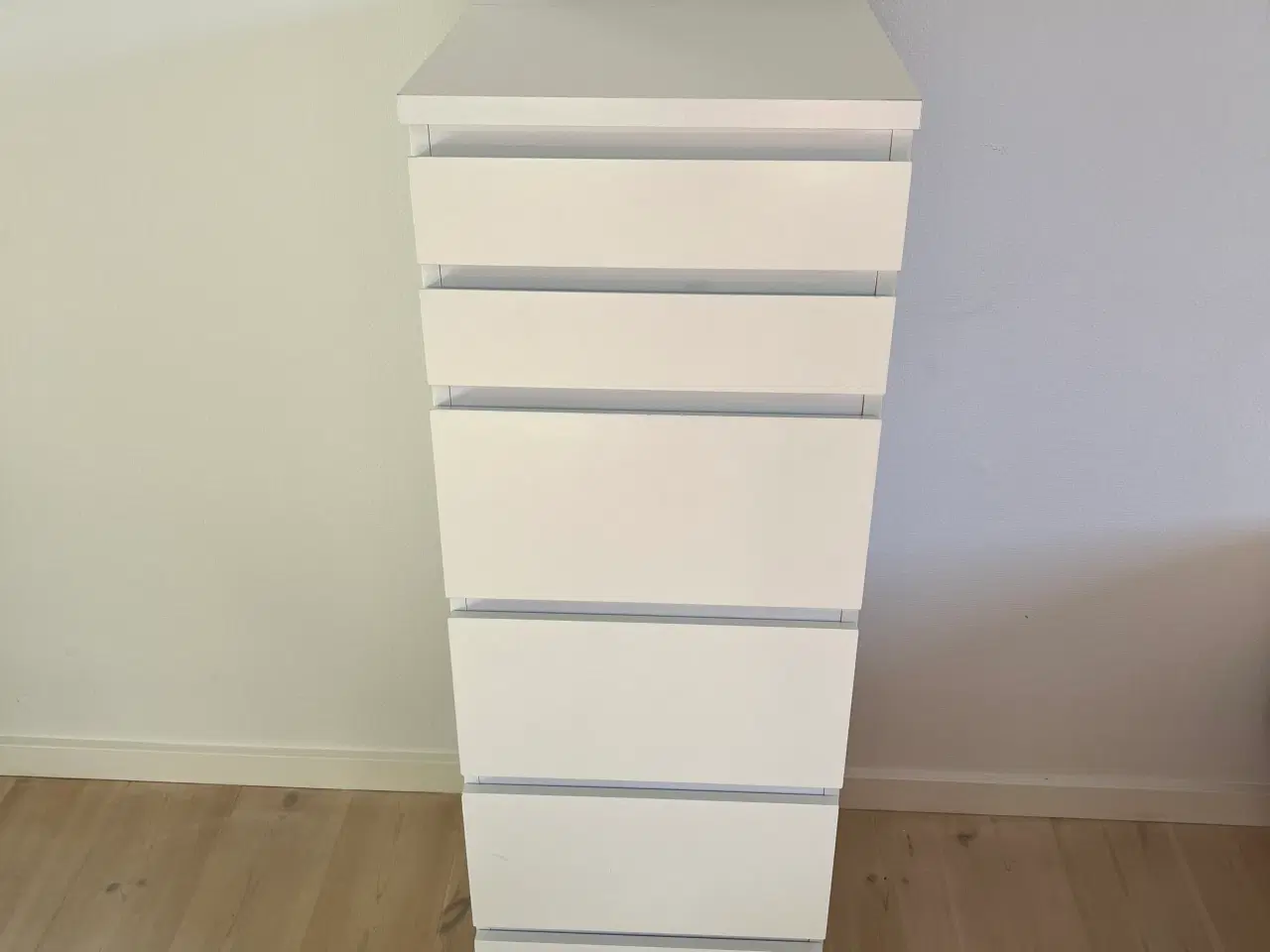Billede 1 - Smal høj kommode Malm