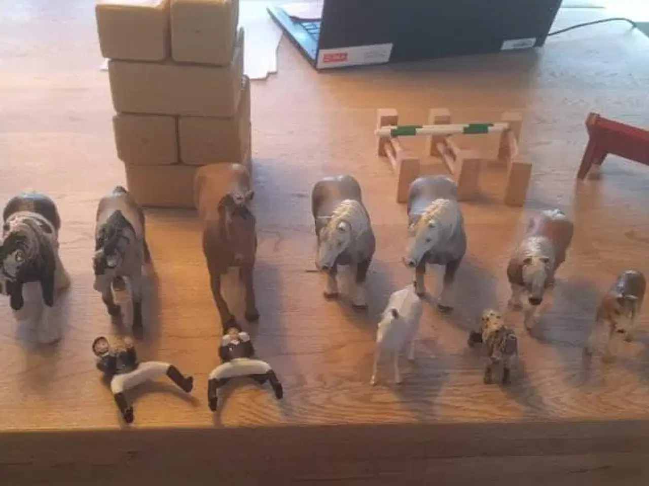 Billede 3 - Schleich stald og tilbehør