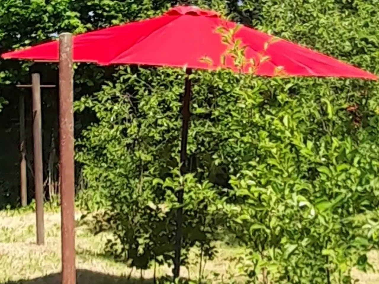 Billede 2 - Stor rød (BLÅ) parasol  -  uden fod
