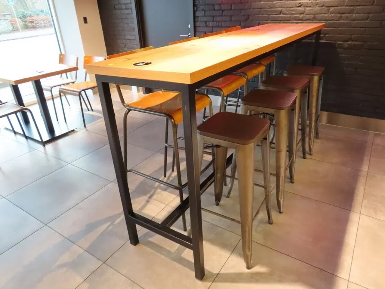 Billede 2 - Højbord med fire stole og fire skamler