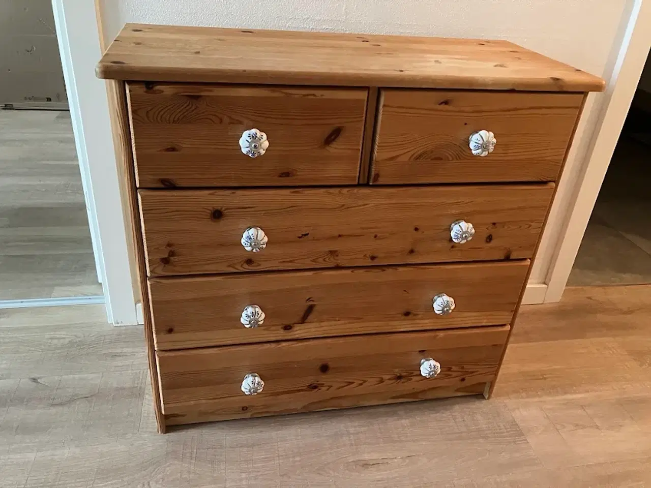 Billede 1 - Kommode fyrretræ med porcelænsgreb