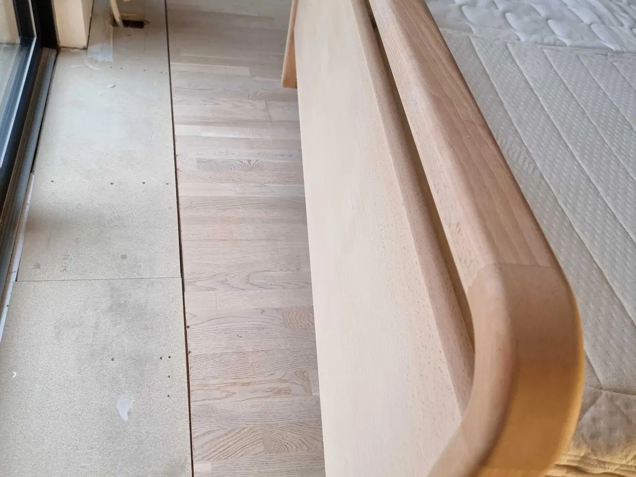 Billede 4 - Elevationsseng I massiv fyrtræsramme.