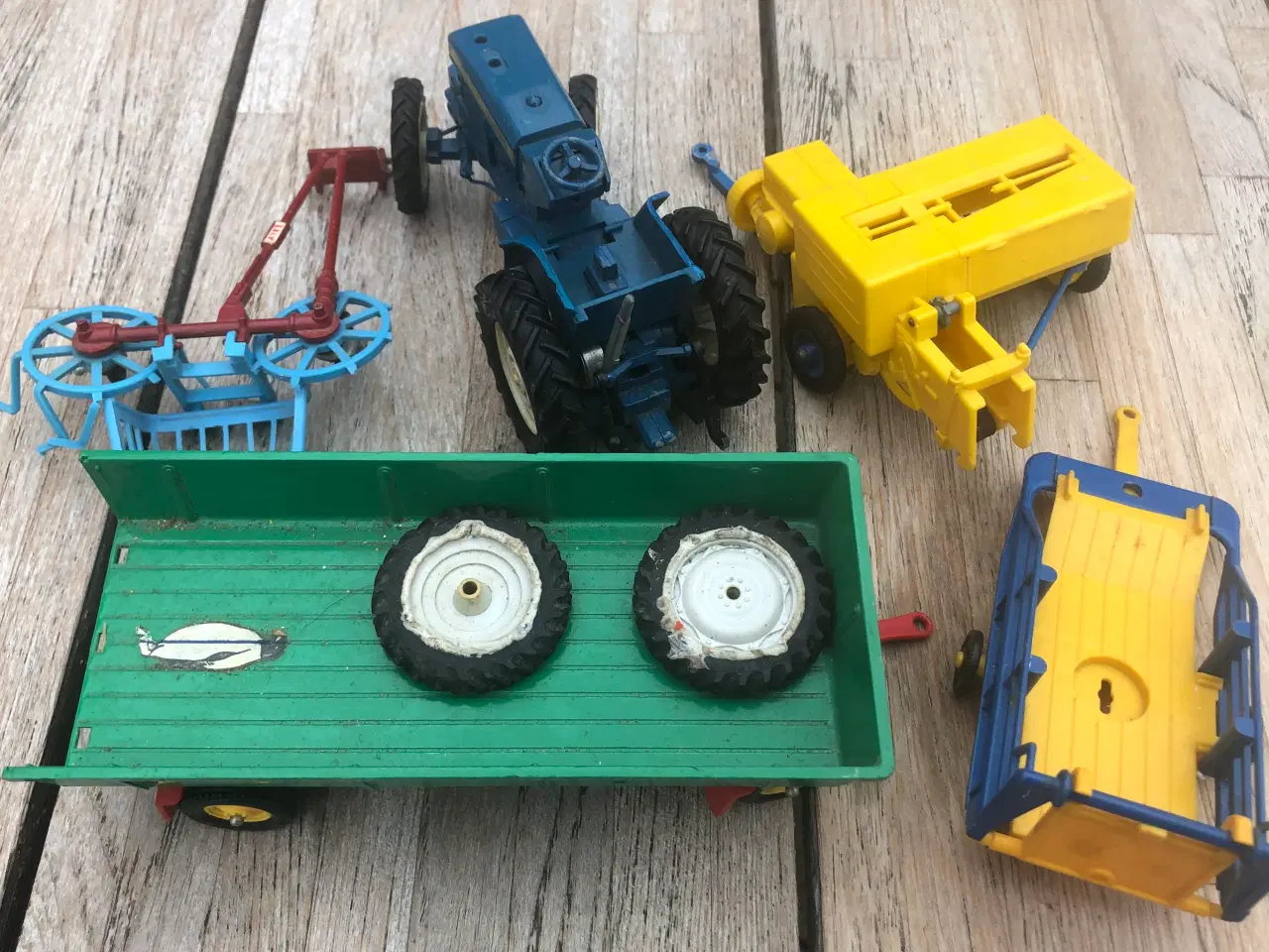 Billede 3 - BRITAINS...FORD TW-20 og REDSKABER