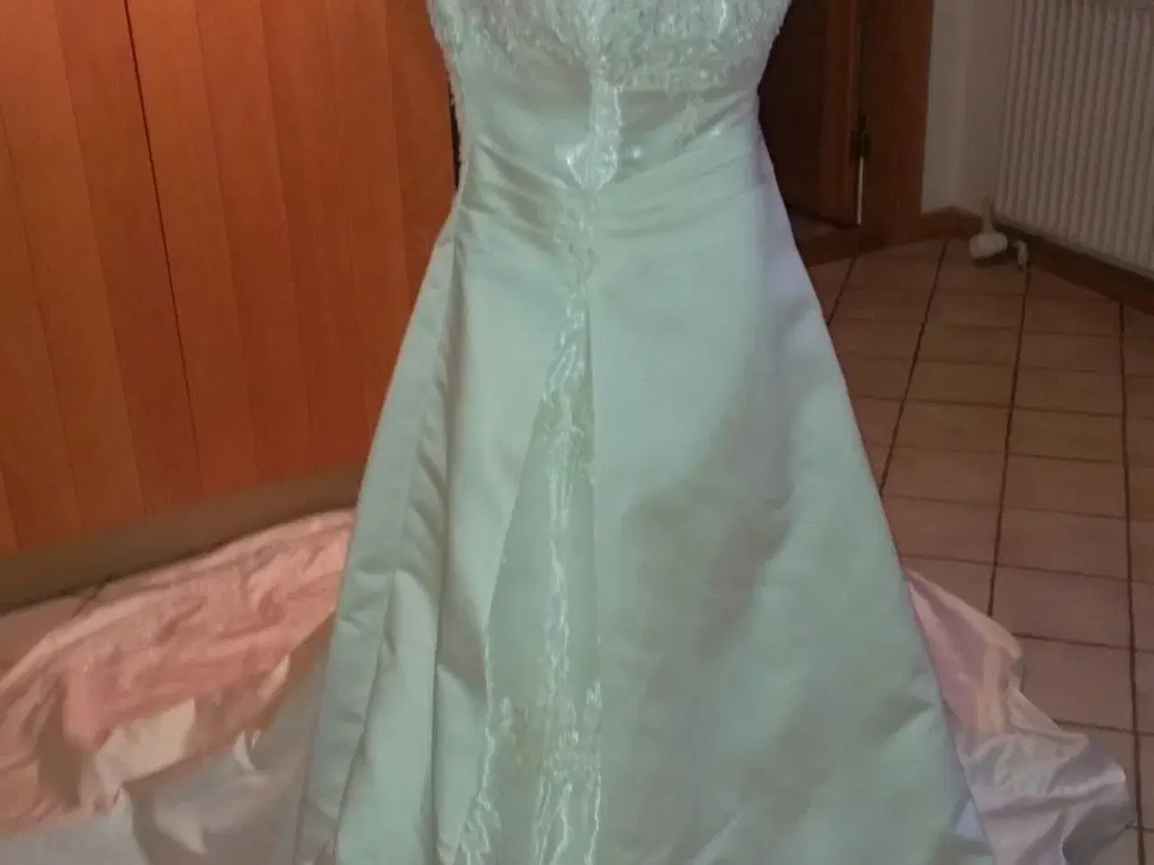 Billede 2 - smuk brudekjole med slæb