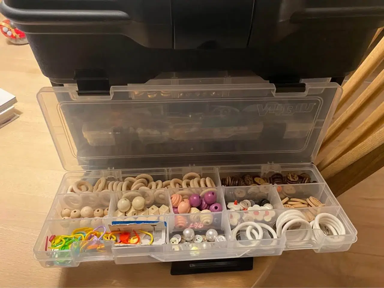 Billede 3 - Værktøjskasse fyldt med indhold til hækle og strik