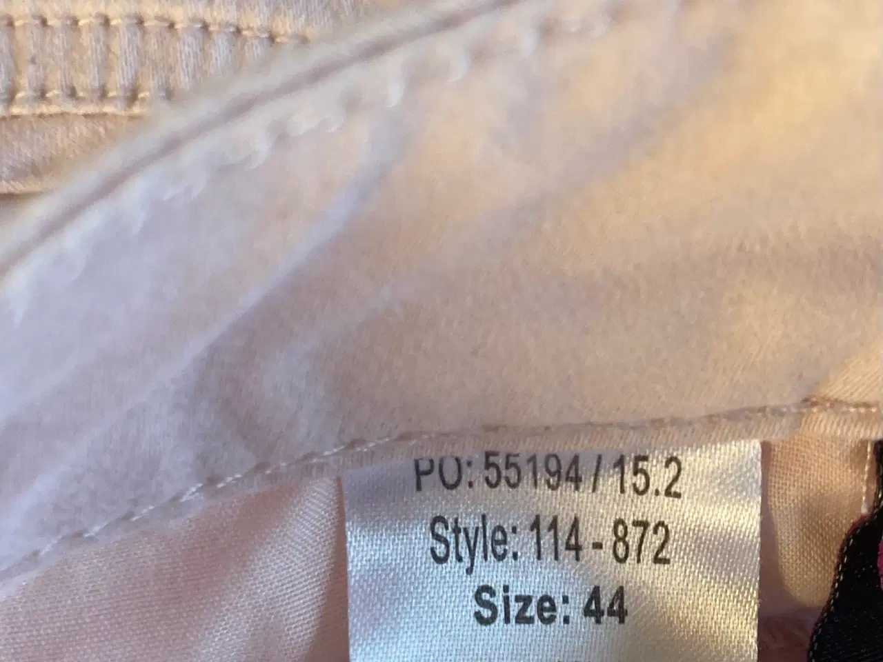Billede 5 - Rosa-farvede Capri-shorts (3/4 lange) str 44
