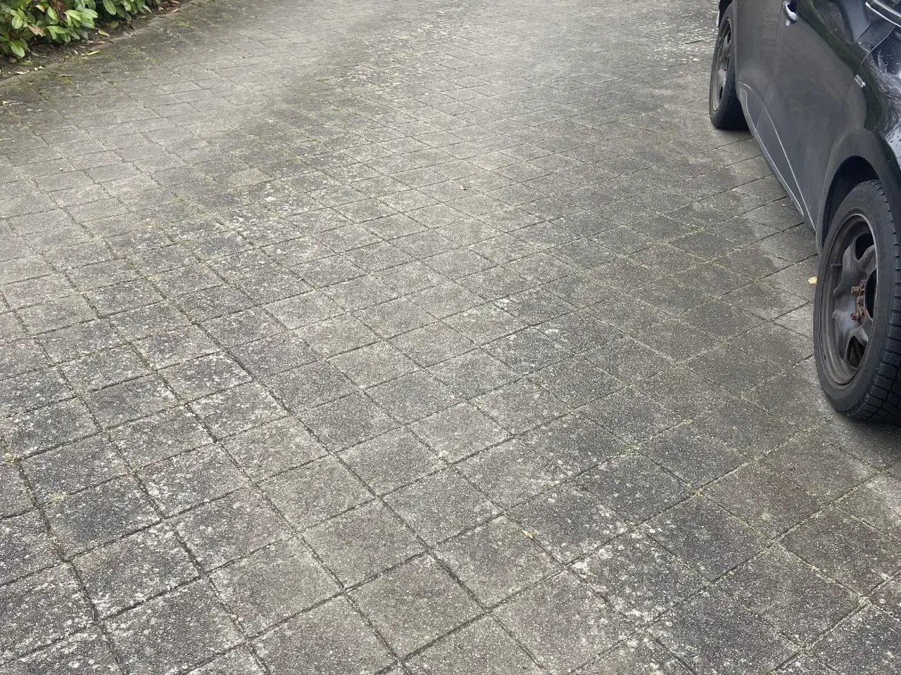 Billede 1 - Have fliser og indkørsel
