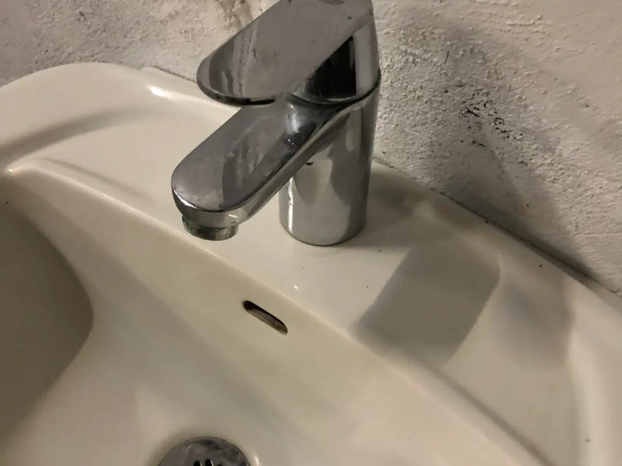 Billede 4 - Håndvask med armatur fra grohe 480 x 365 x 235 mm, hvid