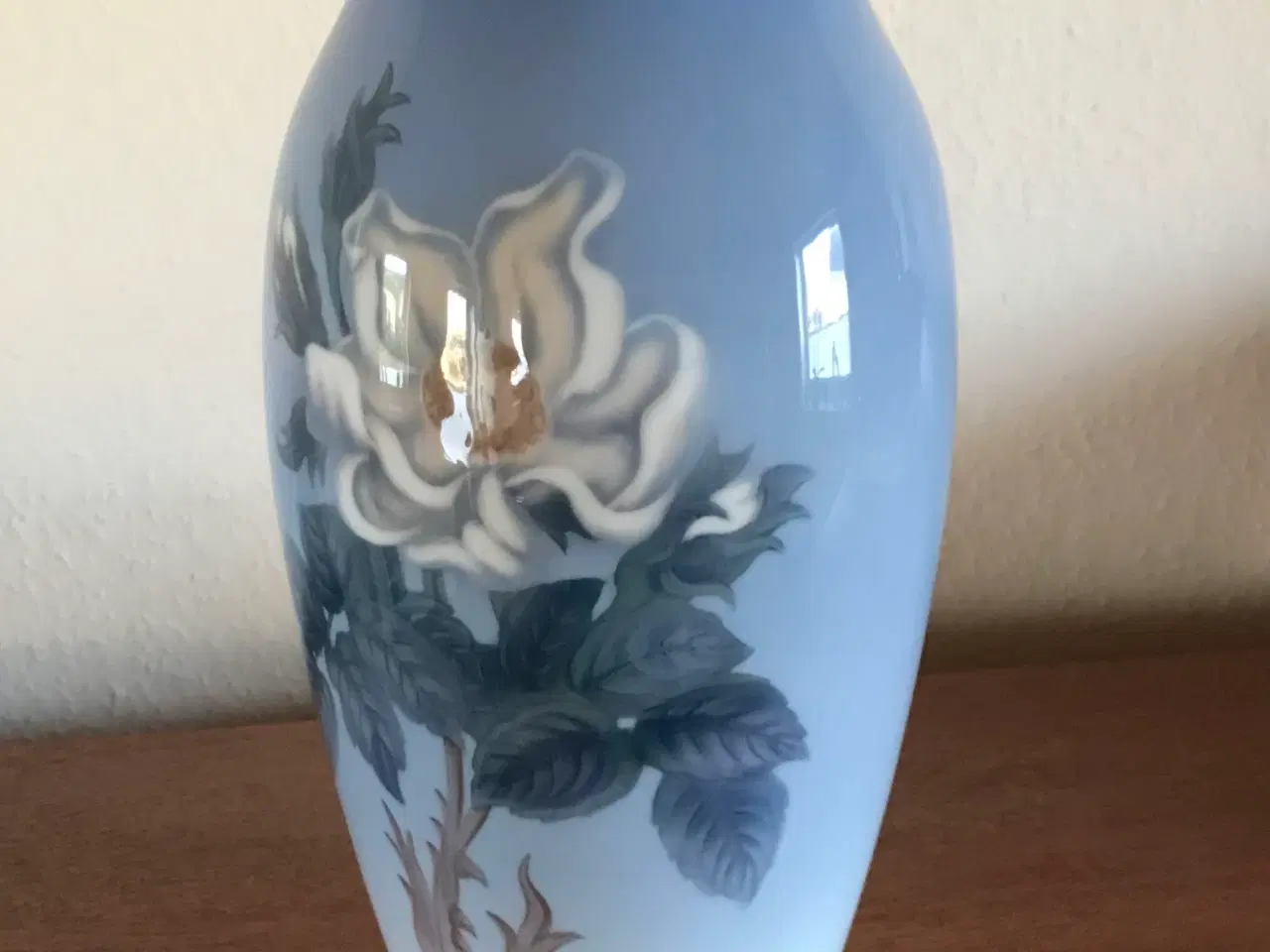 Billede 4 - Vase dekoreret med hvid klitrose / hyben rose