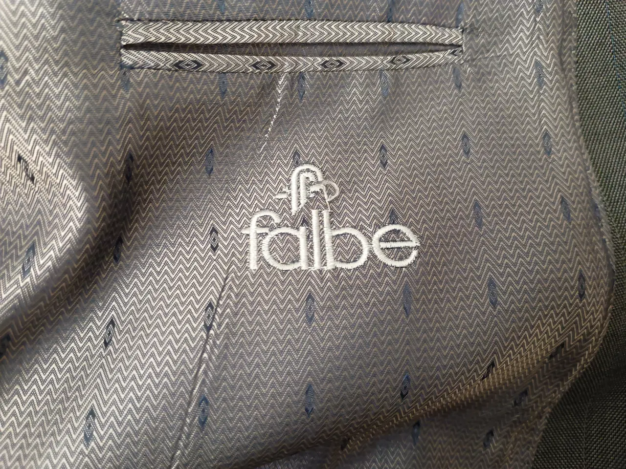 Billede 4 - Falbe jakkesæt.