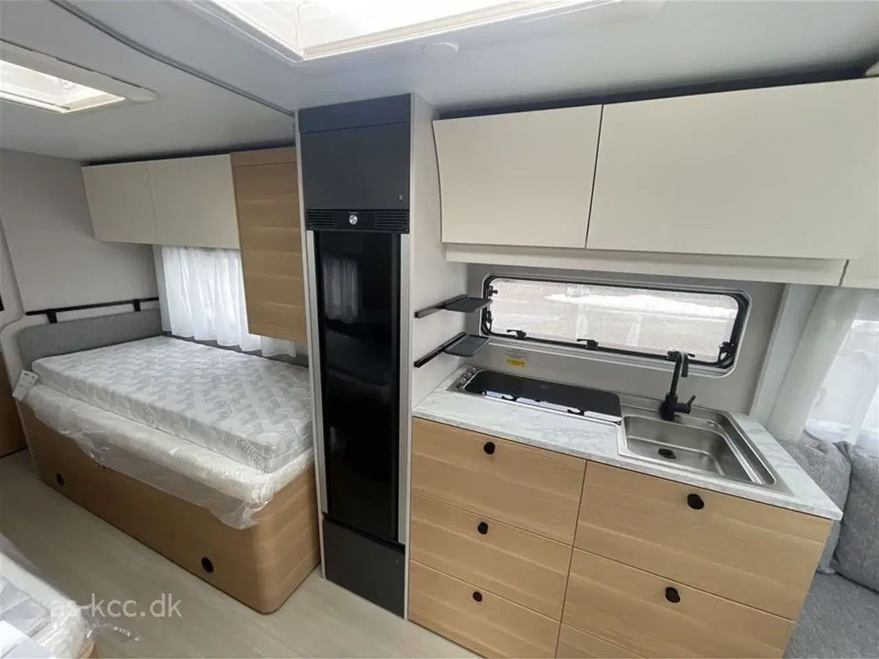 Billede 16 - 2026 - Adria Adora 572 UT Adria Adora 572 UT Årg, 2026 4 sovepladser, 5 siddepladser, enkeltsenge og toilet og bad i bagenden