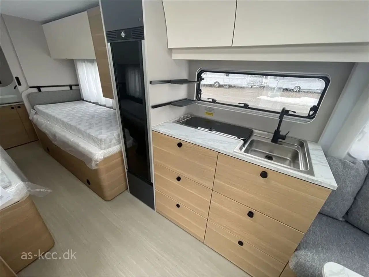 Billede 23 - 2026 - Adria Adora 572 UT Adria Adora 572 UT Årg, 2026 4 sovepladser, 5 siddepladser, enkeltsenge og toilet og bad i bagenden