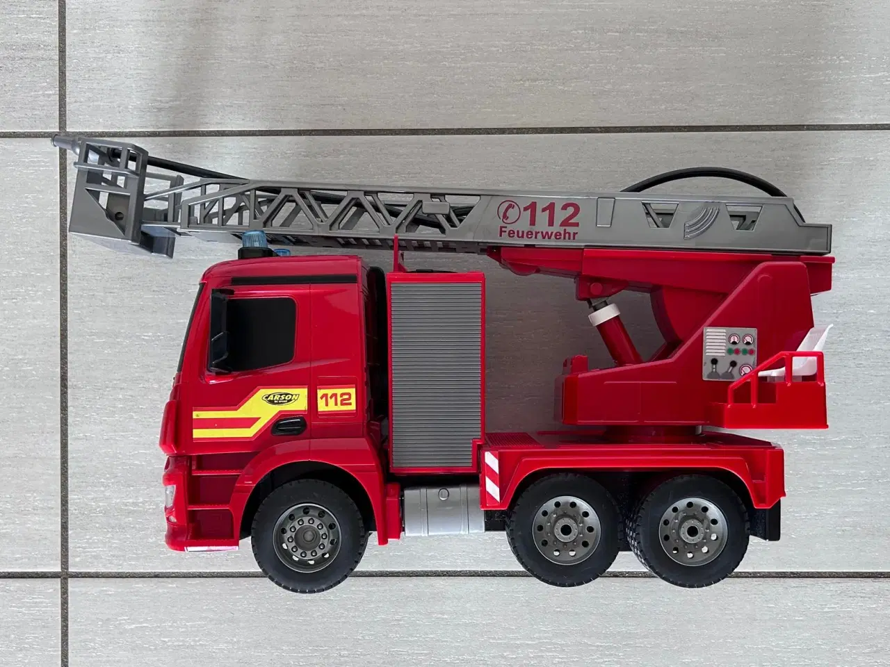 Billede 7 - Fjernstyret brandbil med vandfunktion, lys og lyd