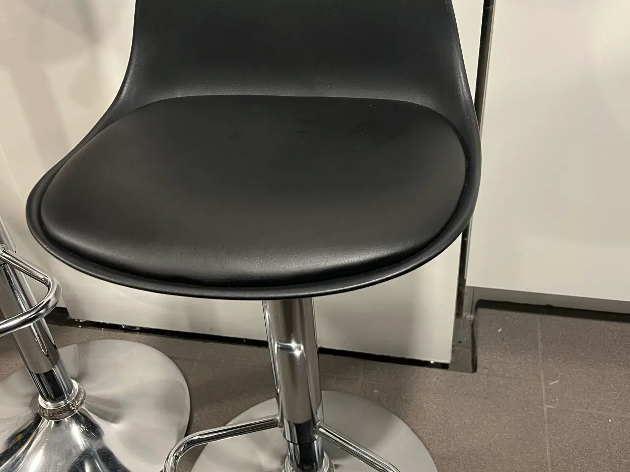 Billede 2 - Sort/chrom barstole
