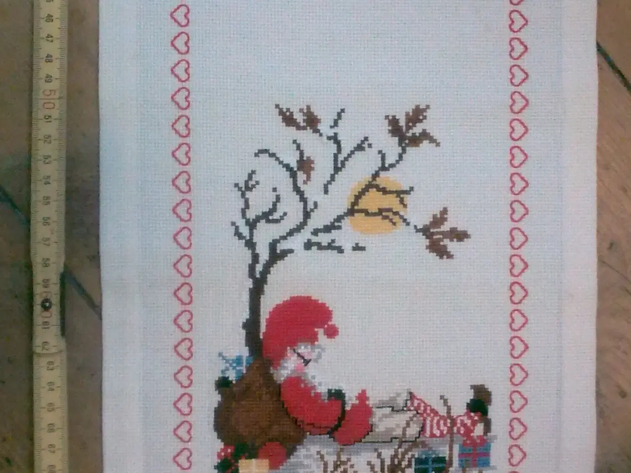 Billede 2 - Julemanden sover lidt endnu... Juledug broderi