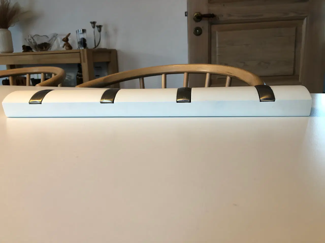 Billede 8 - Knagerække i hvid med børstet stål knager