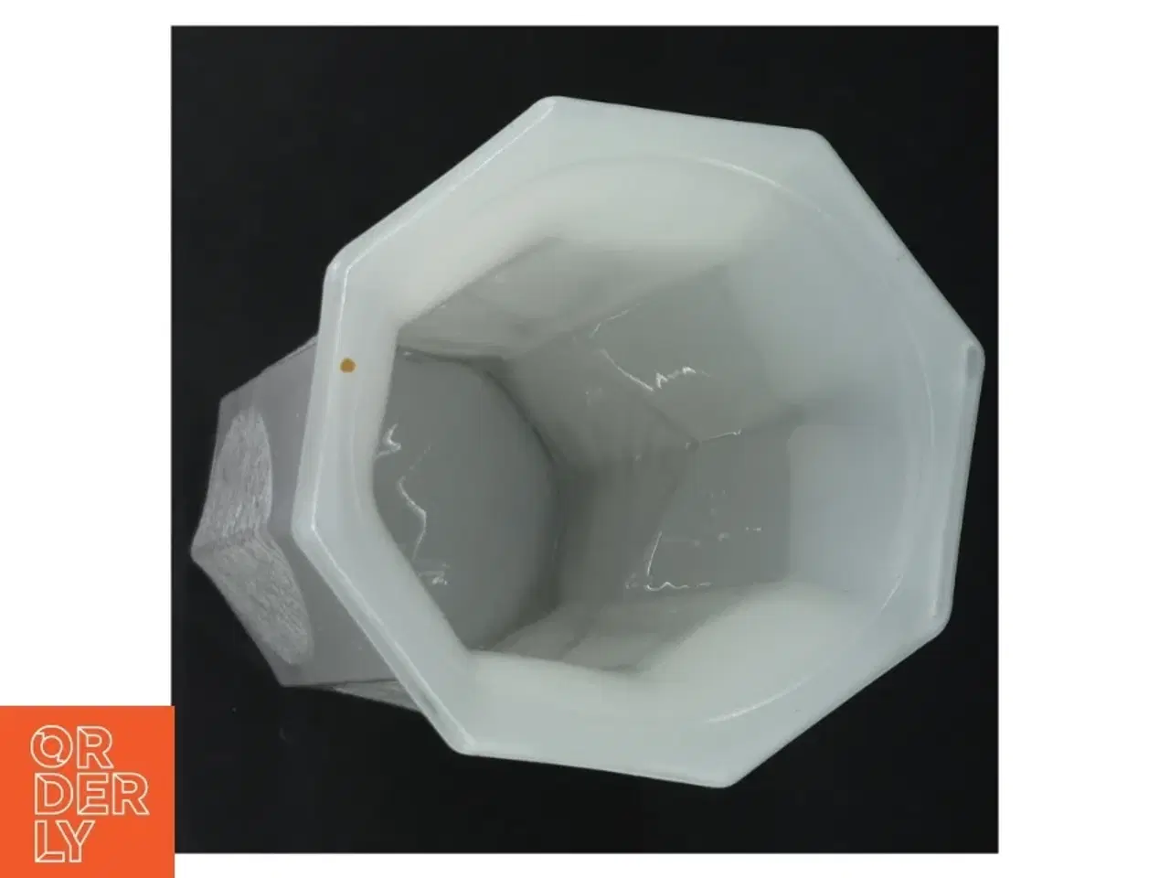 Billede 2 - Hvid glas vase med relief (str. H. 24,5 cm. ø. 7,5 cm)