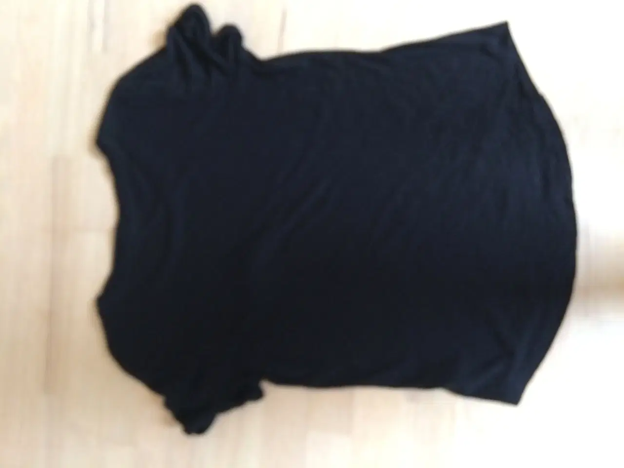 Billede 2 - Tshirt med lille lomme str. m fra HM