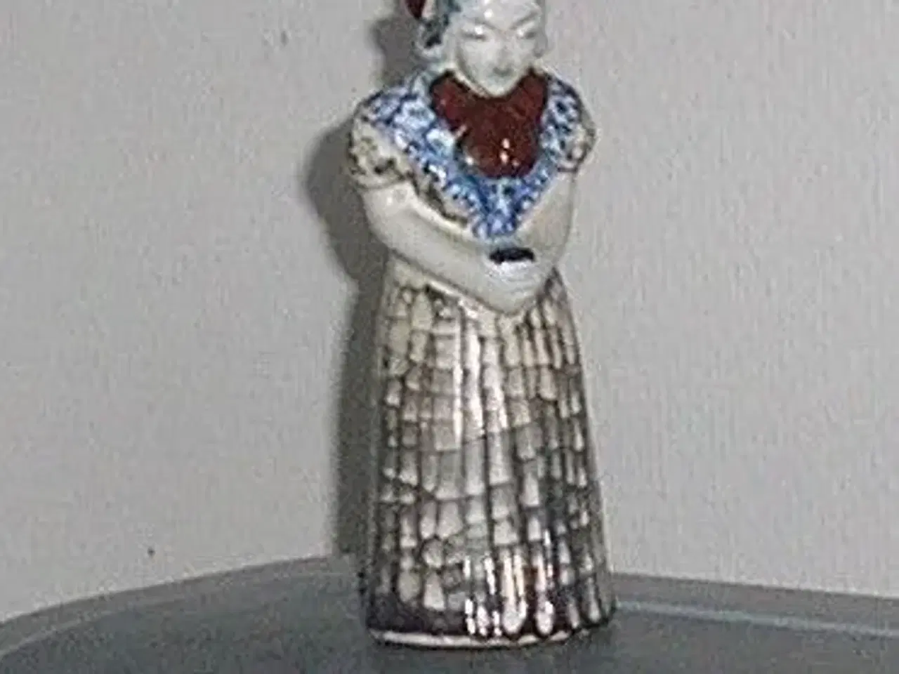Billede 1 - figur af kvinde med salmebog, glaseret s