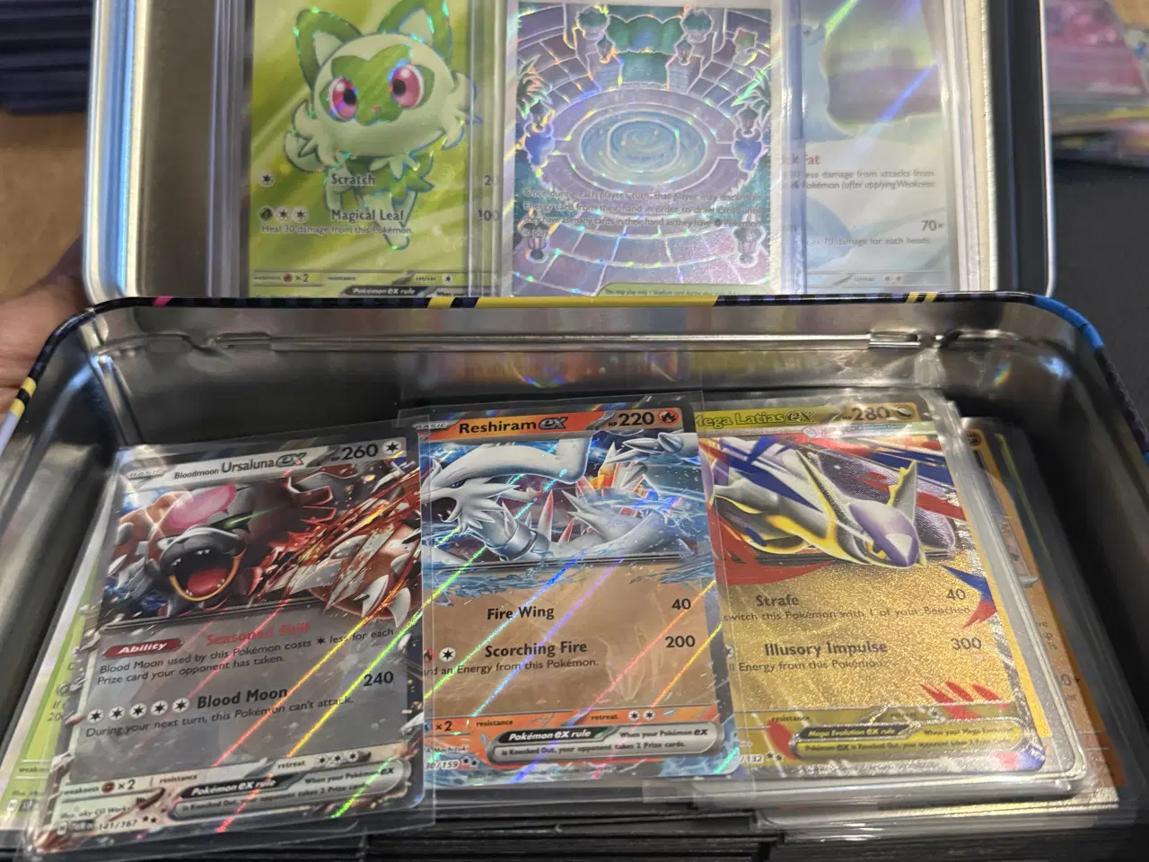 Billede 3 - Pokemon Mystery Tin - Stor - 450 kort + 3 ur/ ir