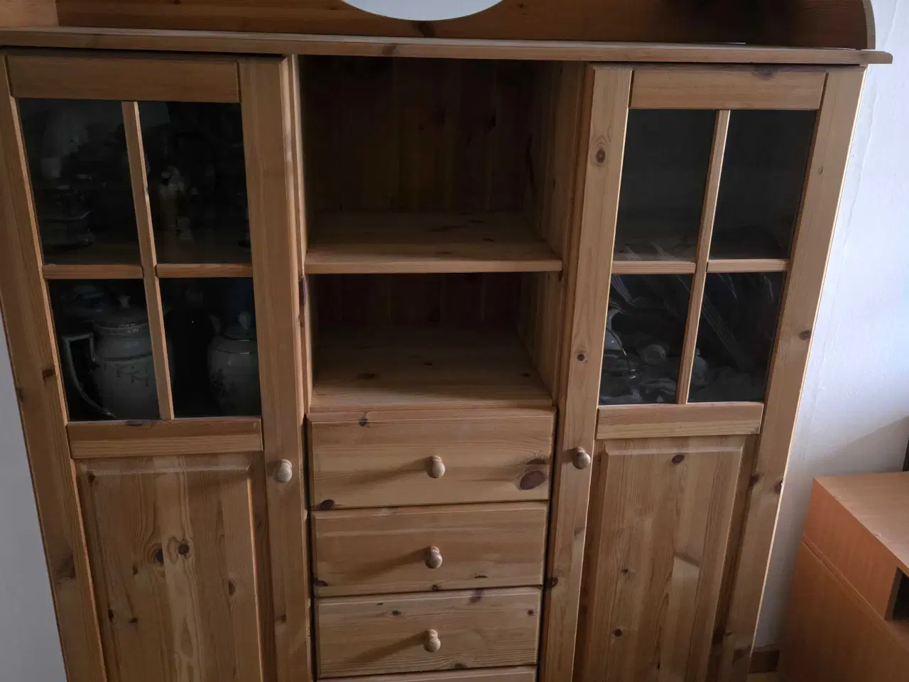 Billede 1 - Skab i fyrretræ 