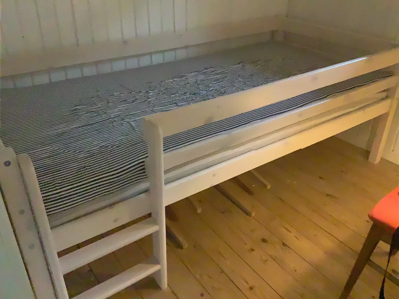 Billede 6 - Halvhøj børneseng med stige og sengehest
