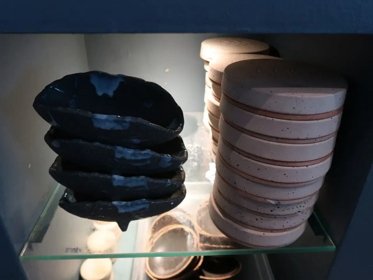 Billede 11 - 13 hylder med indhold