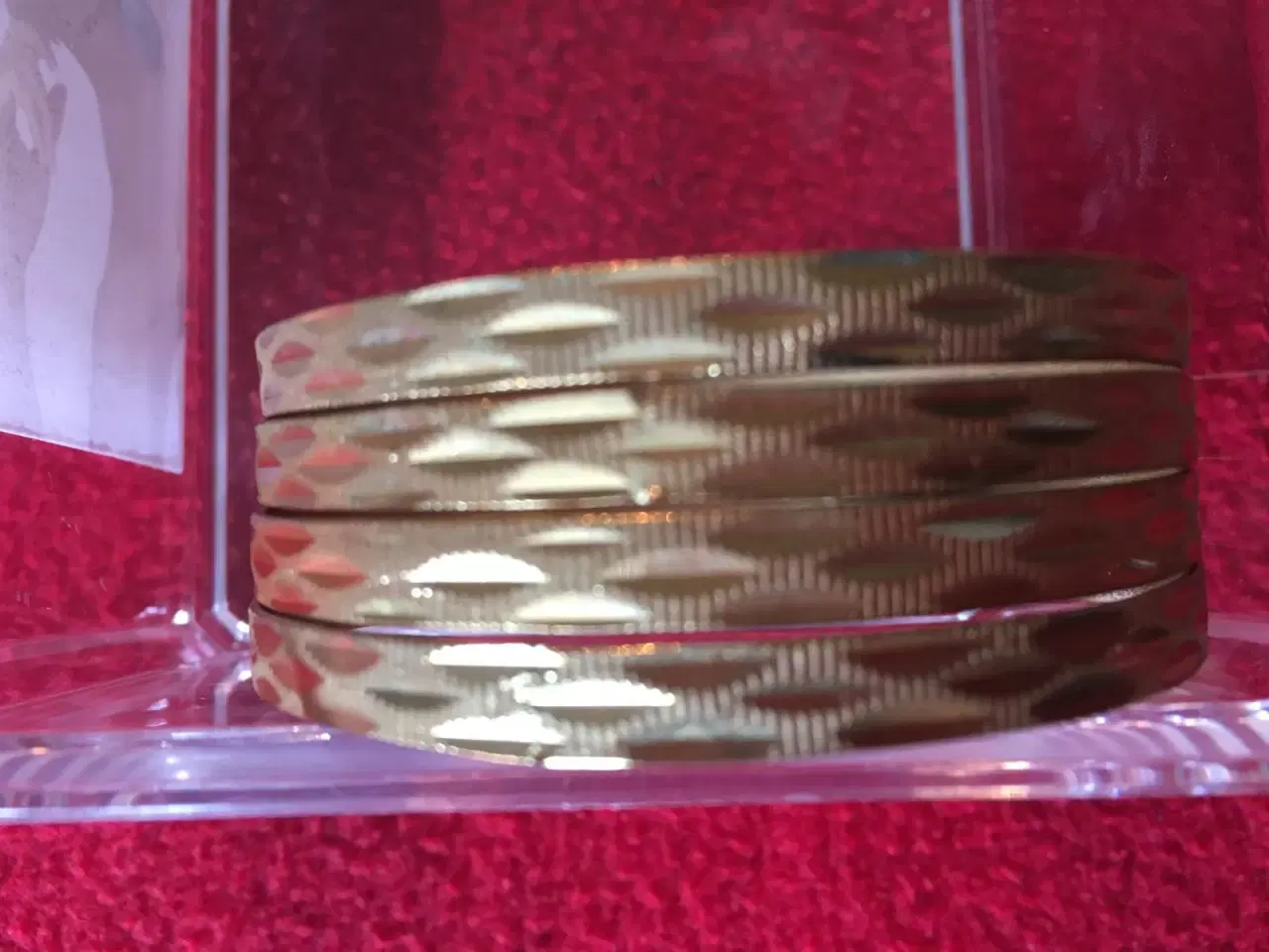 Billede 1 - Guldfarvet armbånd til salg