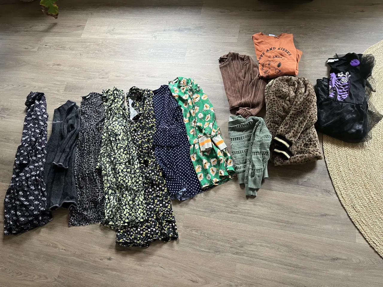 Billede 3 - Kjoler, trøjer mm