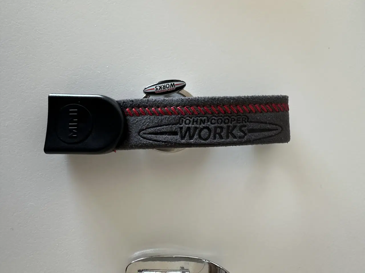 Billede 3 - Mini nøglering til bilnøgle sort med rød syning