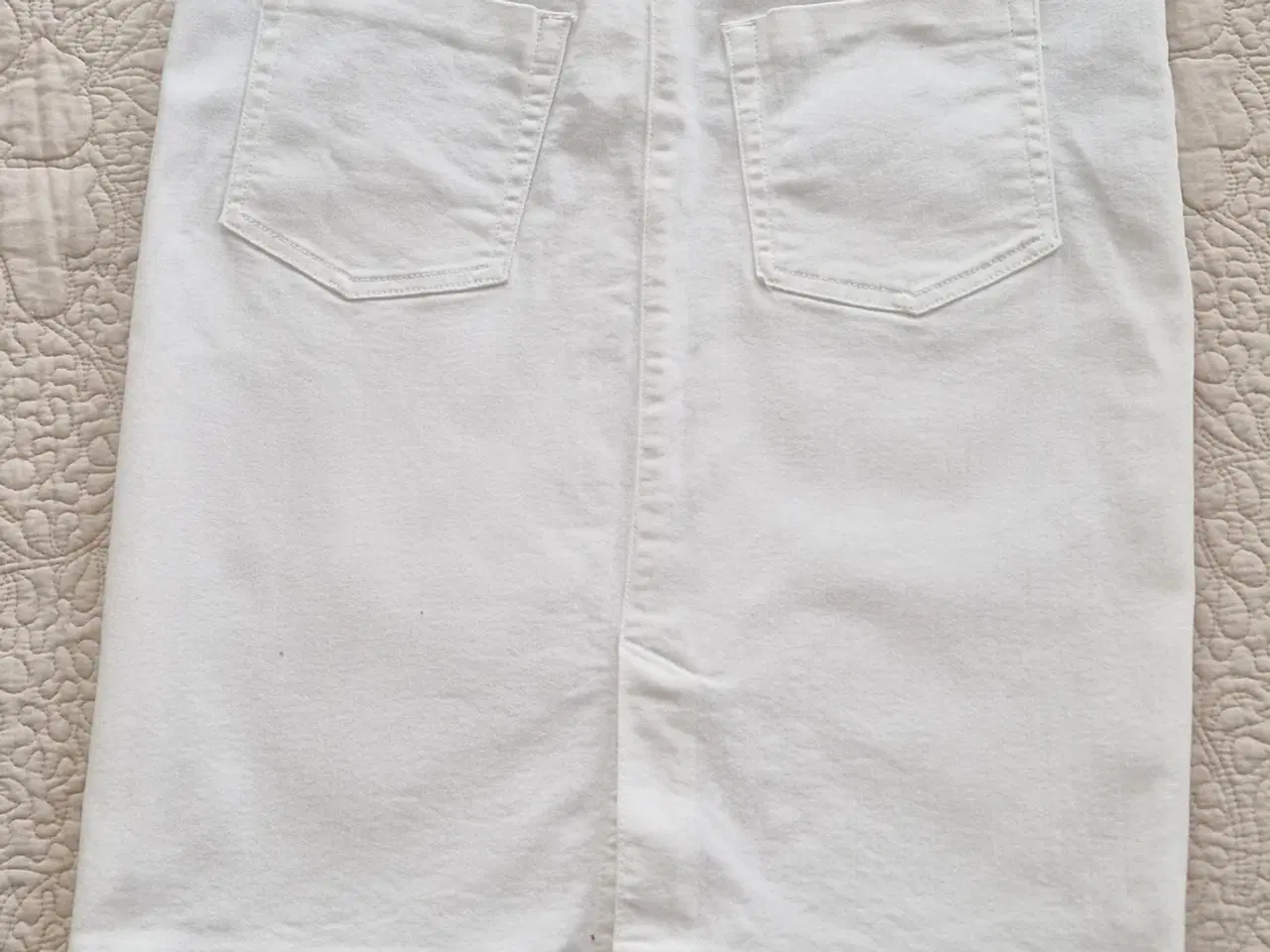 Billede 2 - Nederdel, hvid canvas med stretch, mrk. Gant