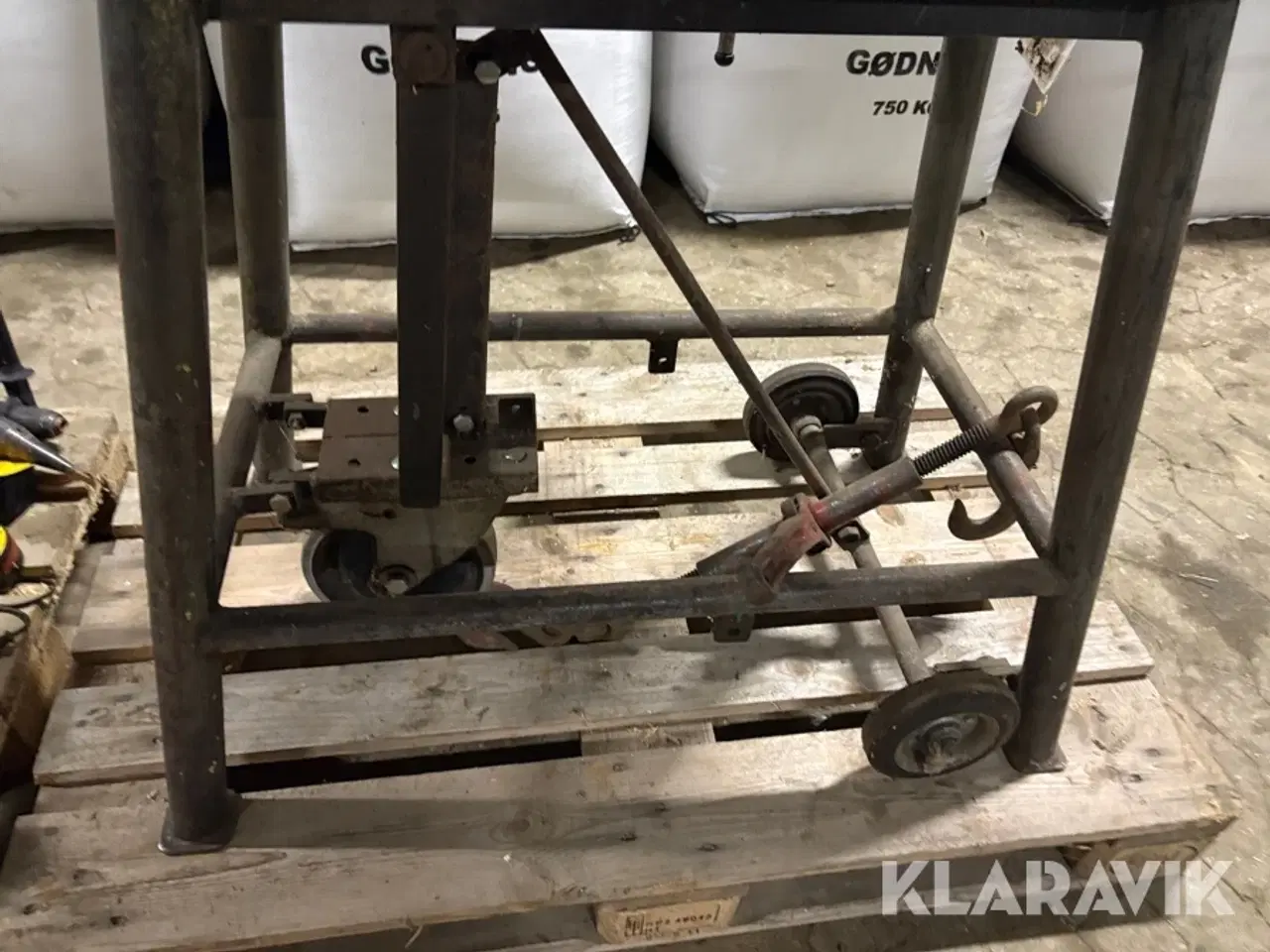 Billede 12 - Smedebord med skruestik