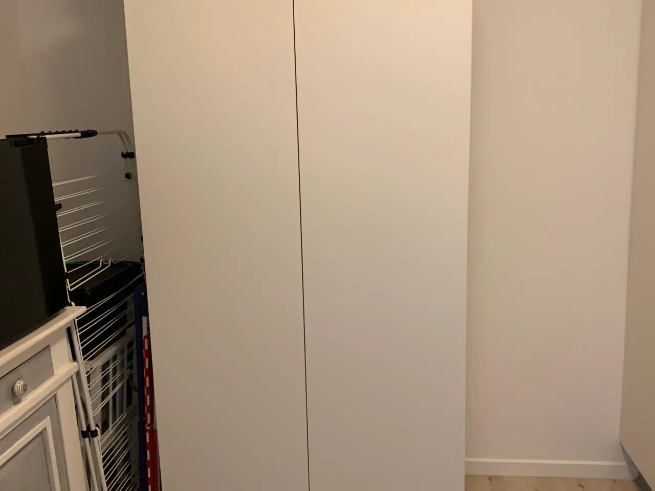 Billede 1 - IKEA Pax garderobeskab hvid med hylder og bøjlesta