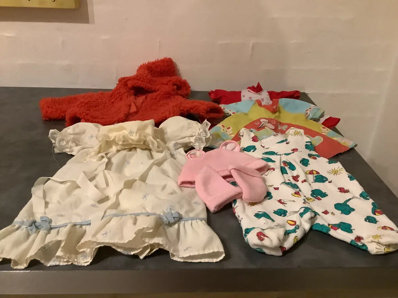 Billede 6 - 2 dukker den ene er med batteri + tøj