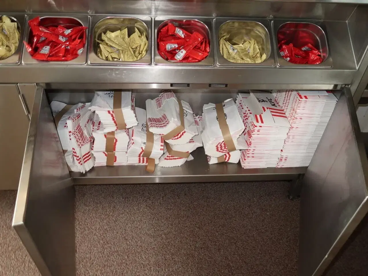 Billede 9 - Rustfri stålbord med indhold (transfer bin og varmeskab medfølger ikke)