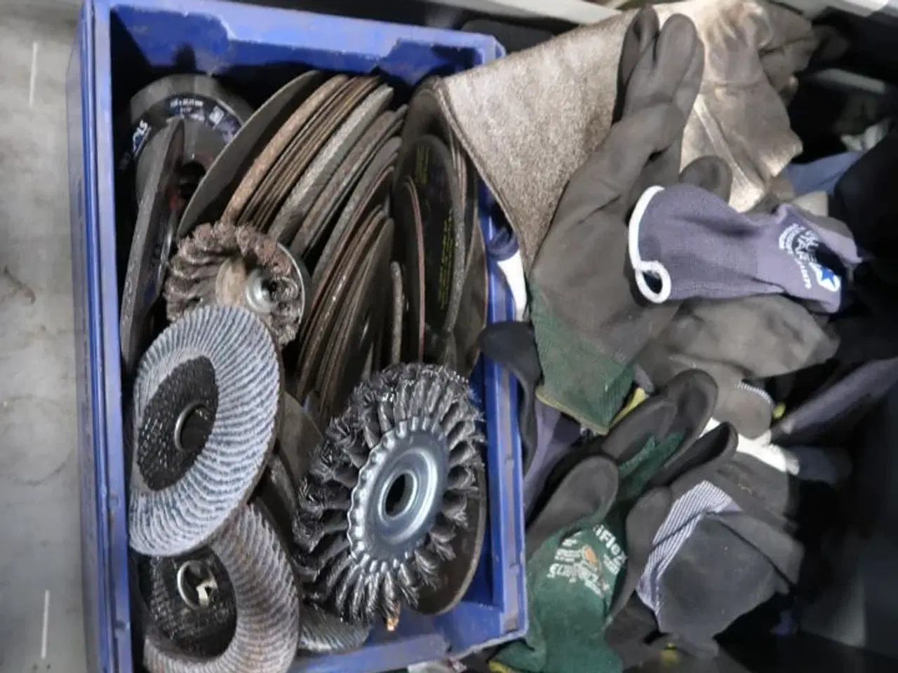 Billede 2 - Stålskab med indhold