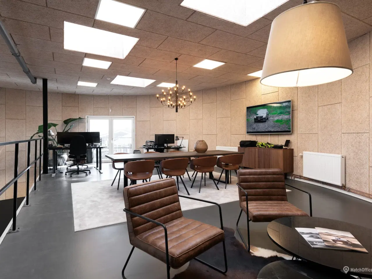 Billede 7 - Unik ejendom - Lager/showroom/kontor - 3 meter port og dobbeltdør som kan åbnes helt op.