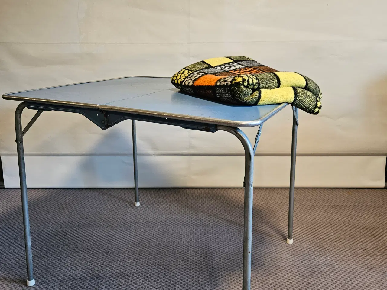 Billede 2 - Retro campingbord og retro tæppe.