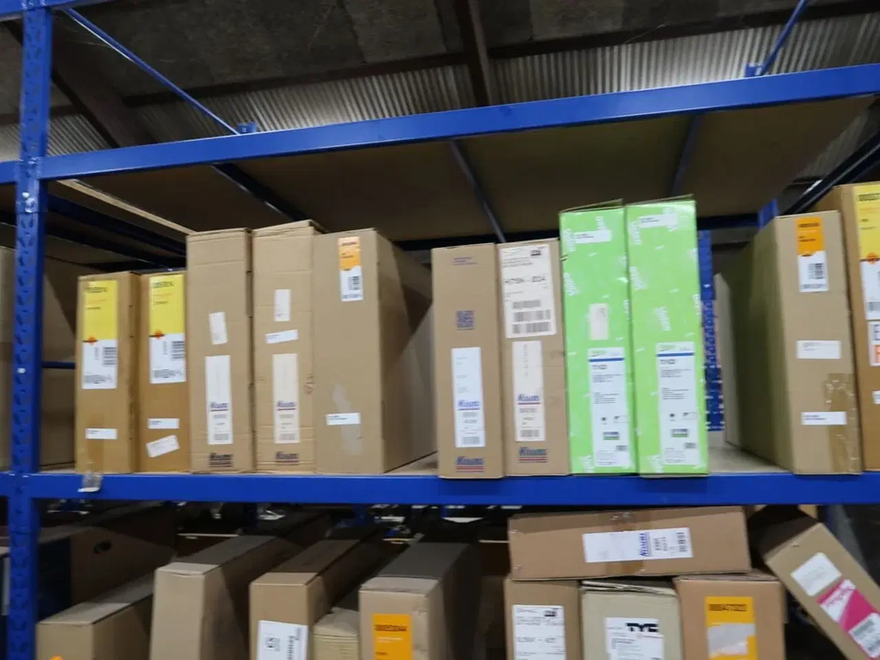 Billede 2 - Indhold i reol