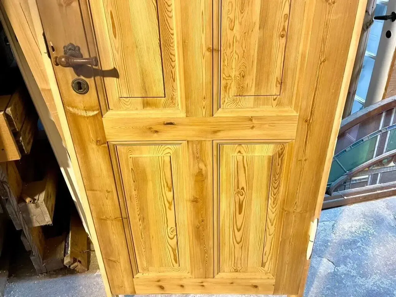 Billede 3 - Højrehængt, afsyret Dannebrogsdør m. karm