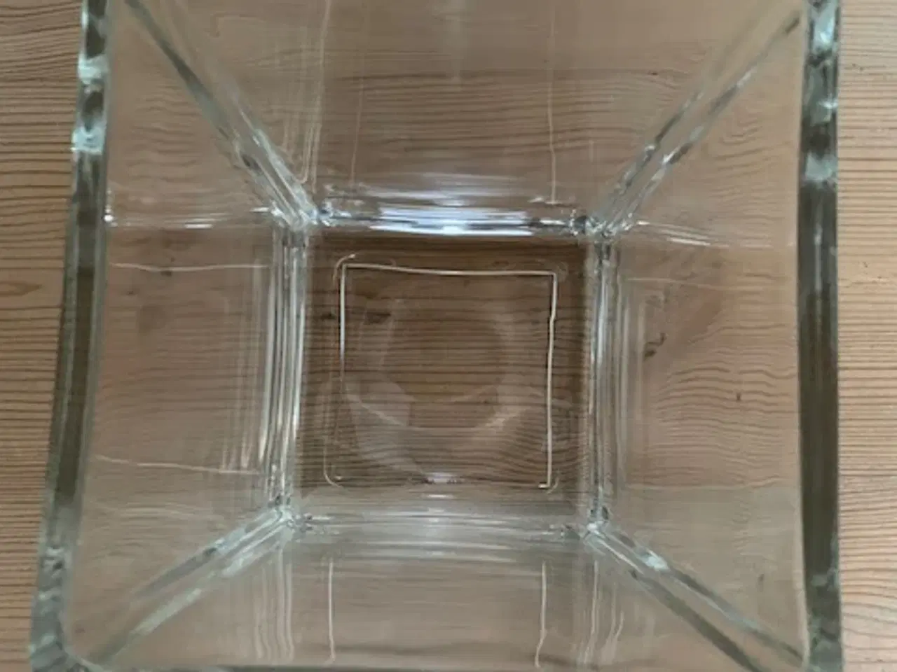 Billede 5 - Firkantet vase i kraftigt glas, 14 x 14 x 17 cm.