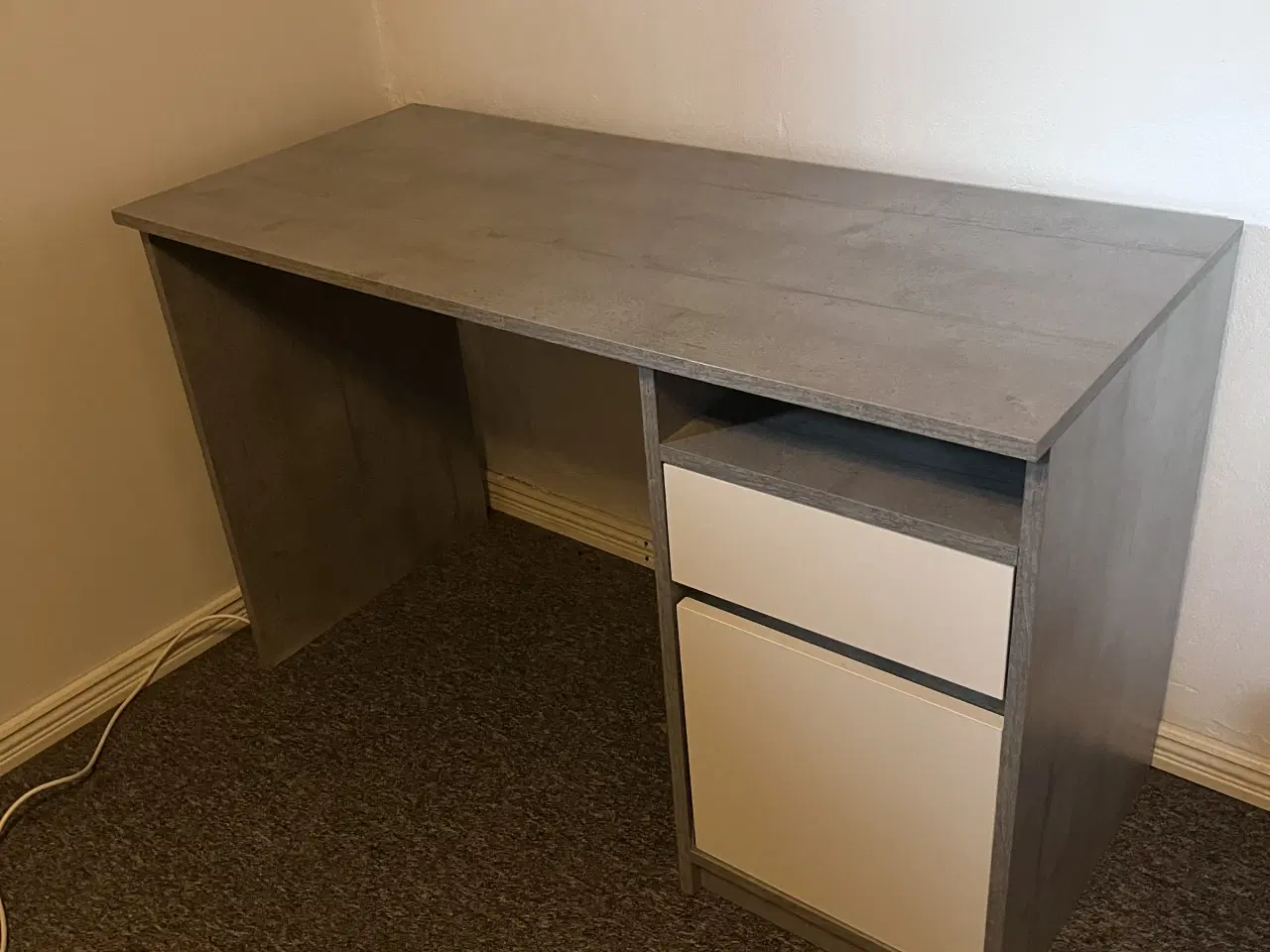 Billede 1 - skrivebord og kontorstol