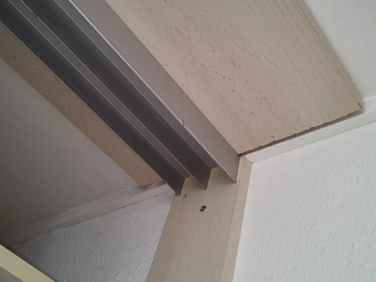Billede 3 - garderobeskab m. spej-skydelåger bortgives